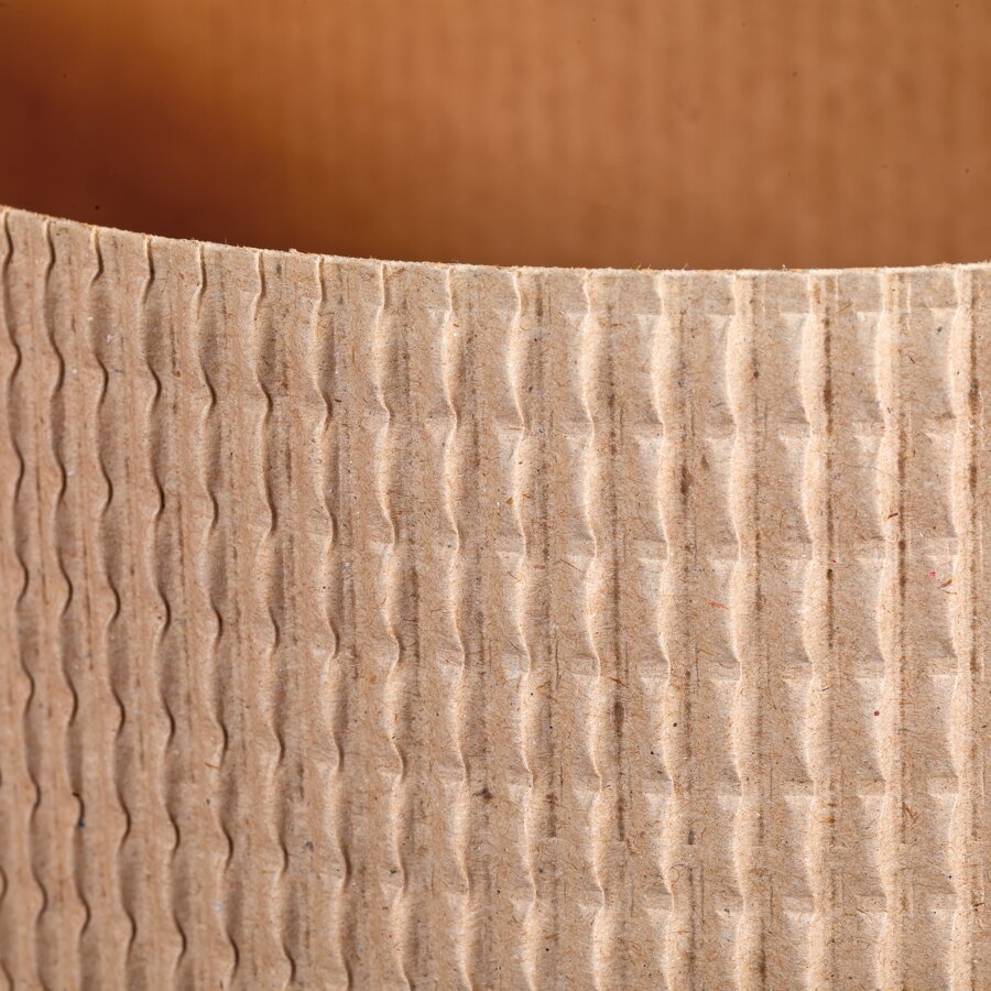 Dank der Längsrillung lässt sich die Wellpappe problemlos einschlagen Dank der Längsrillung lässt sich die Wellpappe problemlos einschlagen