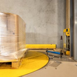 Durch die Magnete einfach nachrüstbar Palettenwickler mit nachgerüstetem Schnurbildungssystem