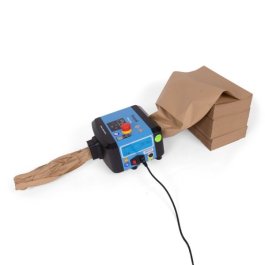 Geformtes Papierpolster tritt aus dem FillPak Mini aus Erstes geformtes Papierpolster tritt aus dem FillPak Mini aus