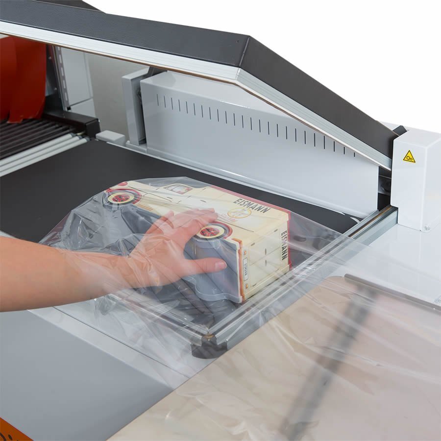 Packgut einfach in Halbschlauch-Folie einlegen und mit dem Winkelschweißer verschweißen Packgut einfach in Halbschlauch-Folie einlegen und mit dem Winkelschweißer verschweißen