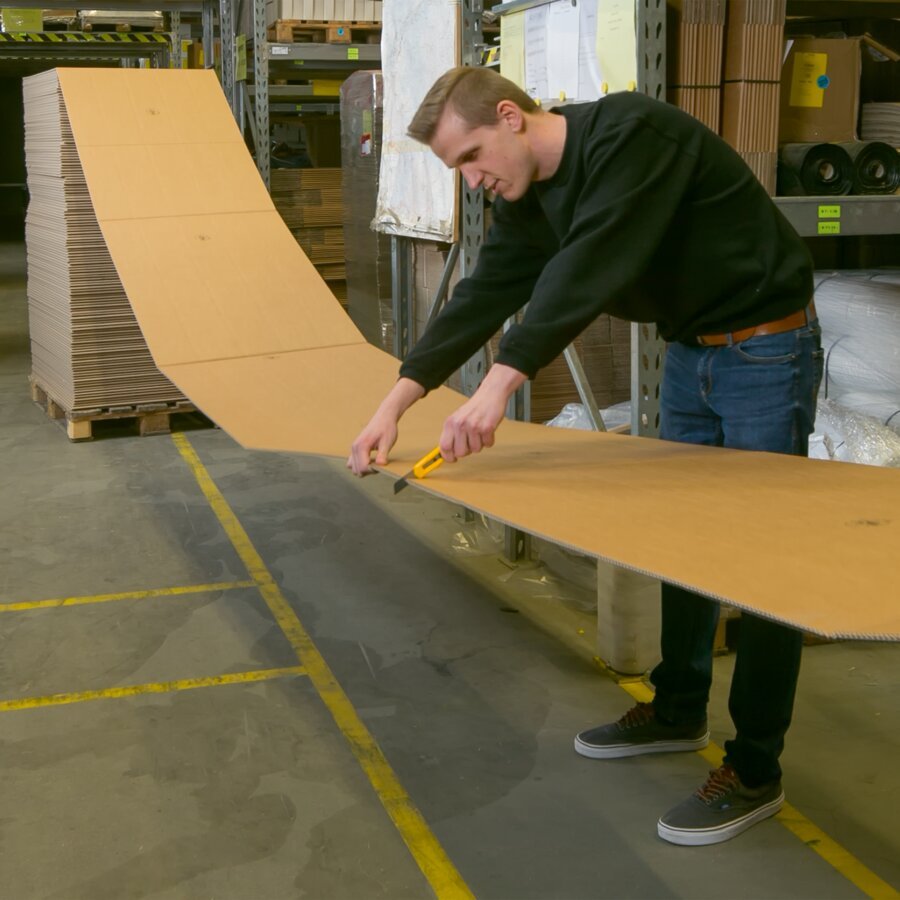 Endloswellpappe gibt es in verschieden Breiten, sie wird in ZickZack-Lagen gefaltet auf Paletten angeliefert Endloswellpappe gibt es in verschieden Breiten, sie wird in ZickZack-Lagen gefaltet auf Paletten angeliefert