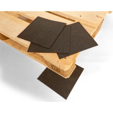Ein Antirutsch-Pad-Zuschnitt unter jeder Ecke genügt, um die Palette zu stabilisieren