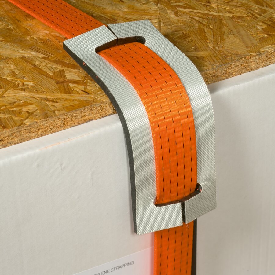 Der flexible Bandschoner schützt Zurrgurt und Packgut gleichermaßen vor Beschädigungen Der flexible Bandschoner schützt Zurrgurt und Packgut gleichermaßen vor Beschädigungen